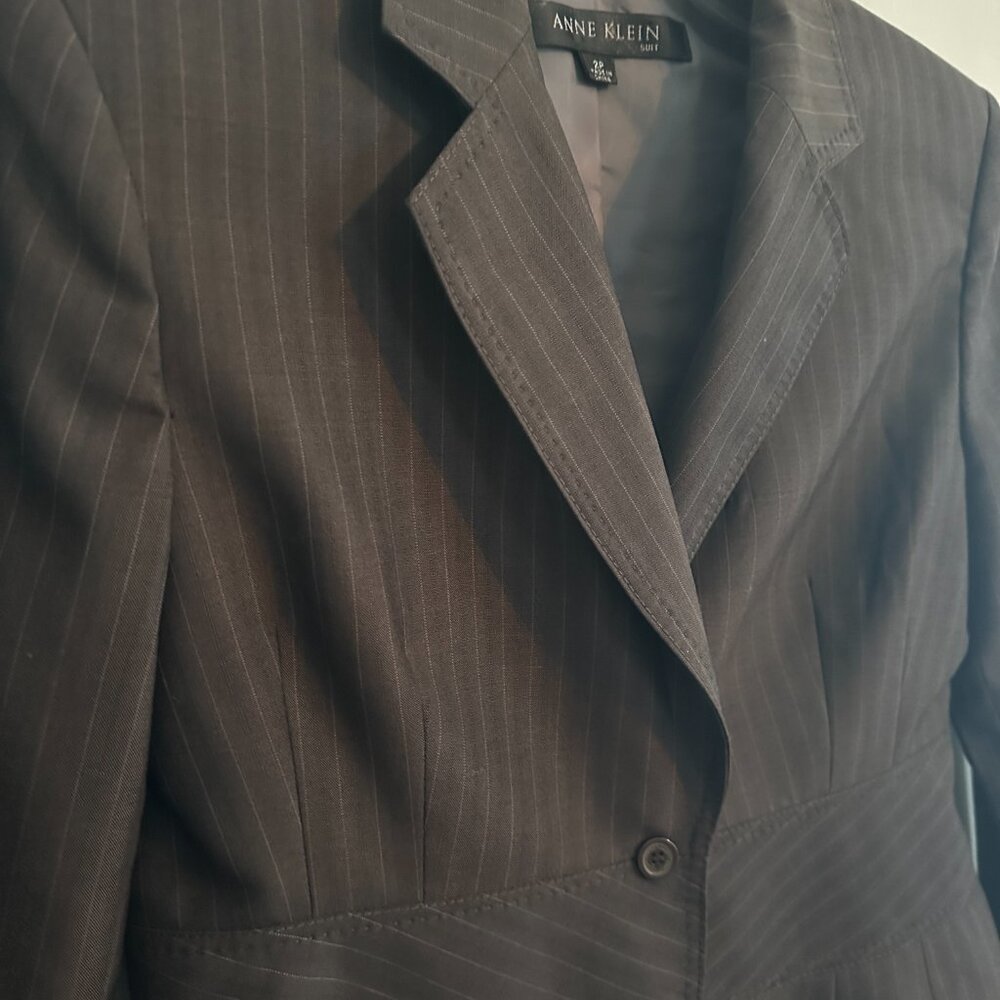 Anne Klein Skirt Suit Lightweight Wool Blend In Gray Pinstripe Size 2P - Picture 4 of 13
